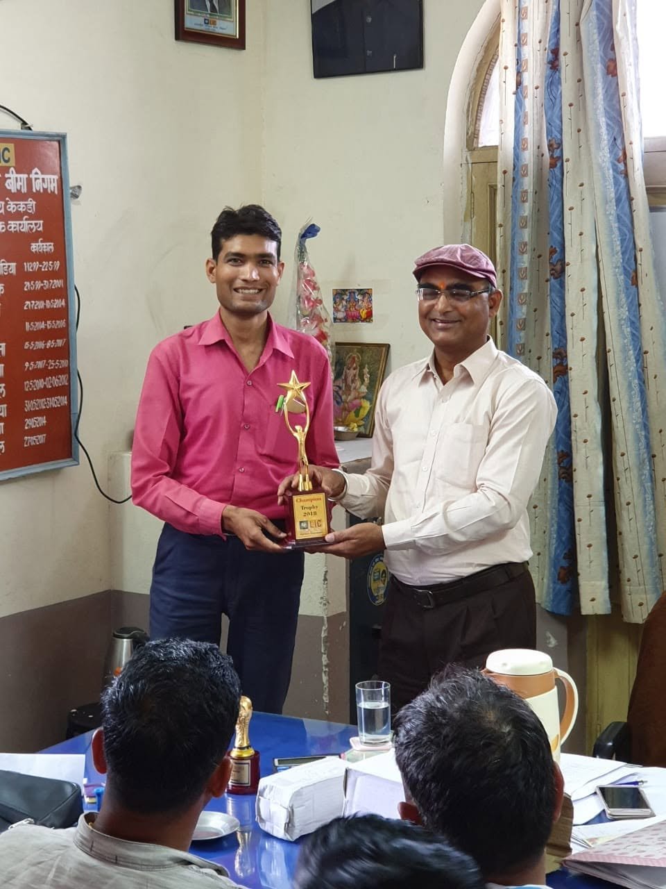 Mohan Lal Mali receiving Champion Trophy 2018 at LIC Kekri branch office