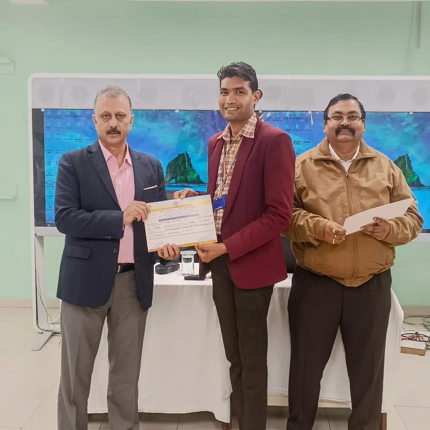 Mohan Lal Mali receiving Corporate Club certificate from LIC senior officials